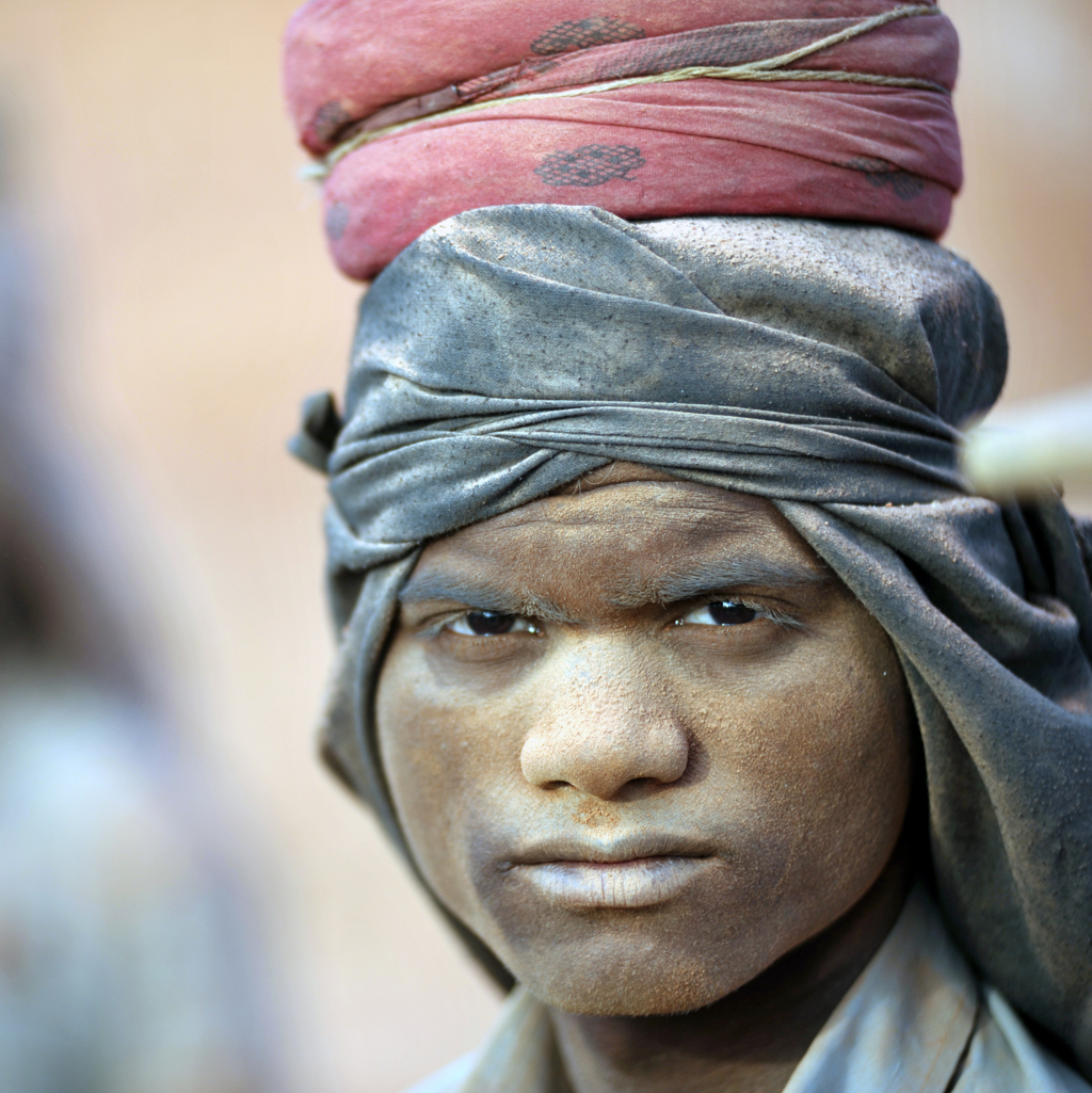 Travailleur indien de l'ethnie des Bihars dans une briqueterie au Népal